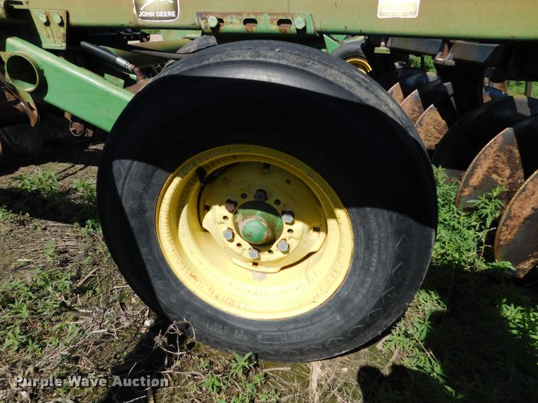 image for item DB1019 John Deere 335 off-set disk