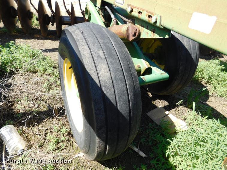 image for item DB1019 John Deere 335 off-set disk
