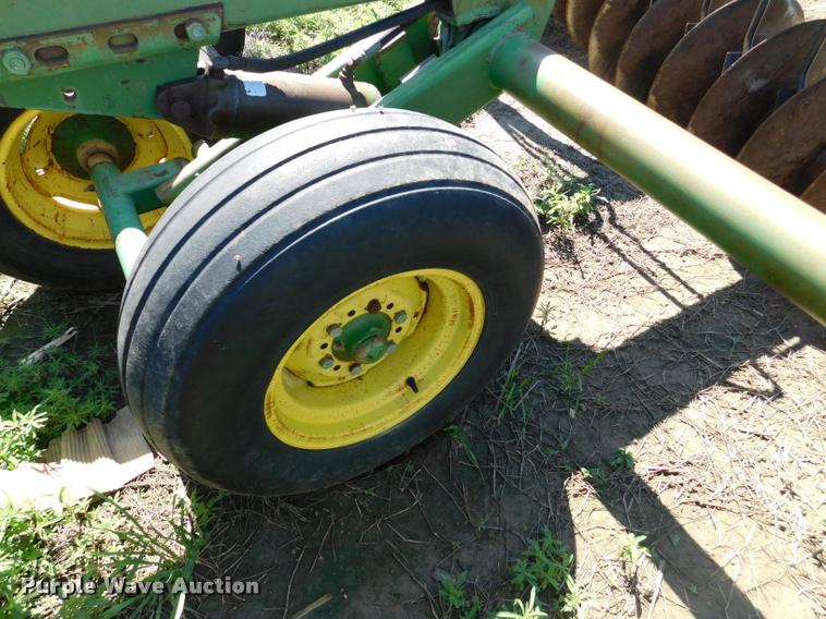 image for item DB1019 John Deere 335 off-set disk