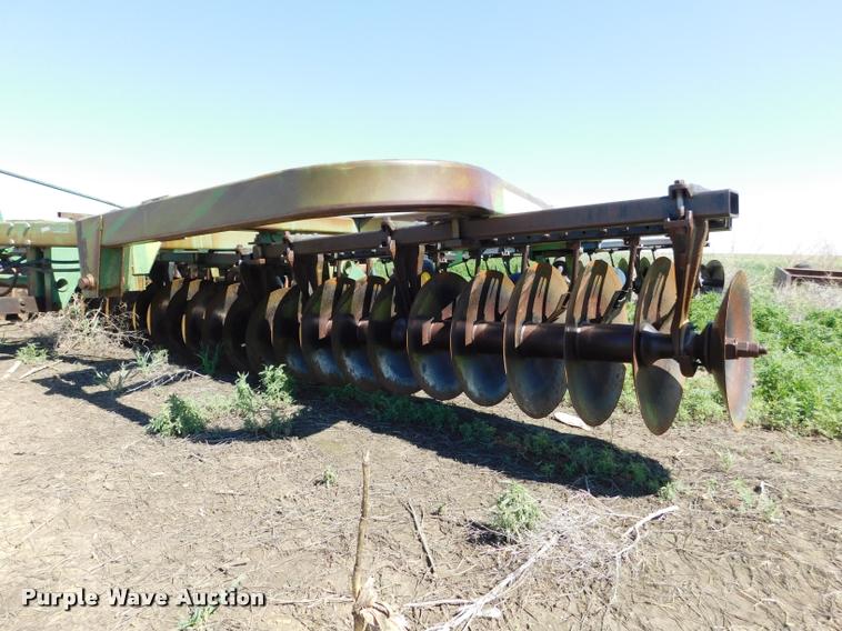 image for item DB1019 John Deere 335 off-set disk