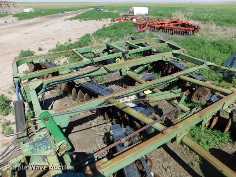 image for item DB1019 John Deere 335 off-set disk