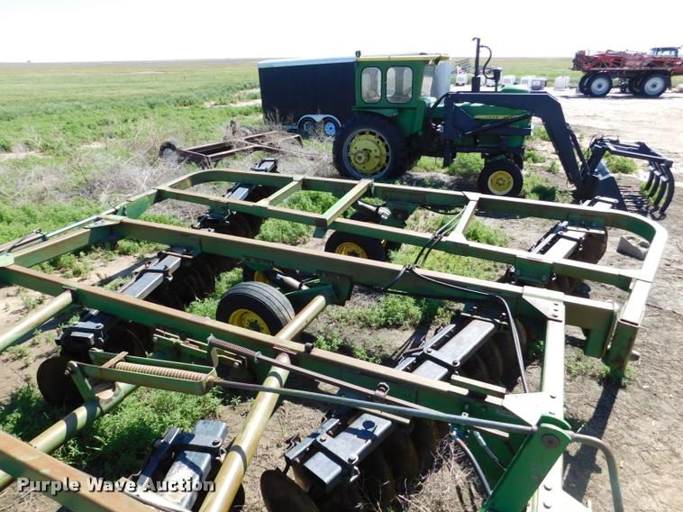 image for item DB1019 John Deere 335 off-set disk