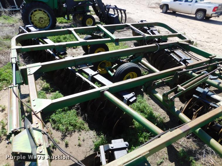 image for item DB1019 John Deere 335 off-set disk