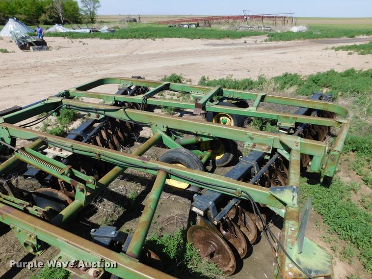 image for item DB1019 John Deere 335 off-set disk