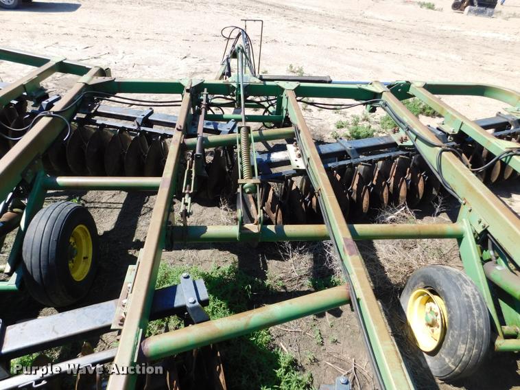 image for item DB1019 John Deere 335 off-set disk