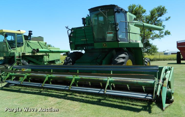 image for item DB1039 1982 John Deere 7720 combine