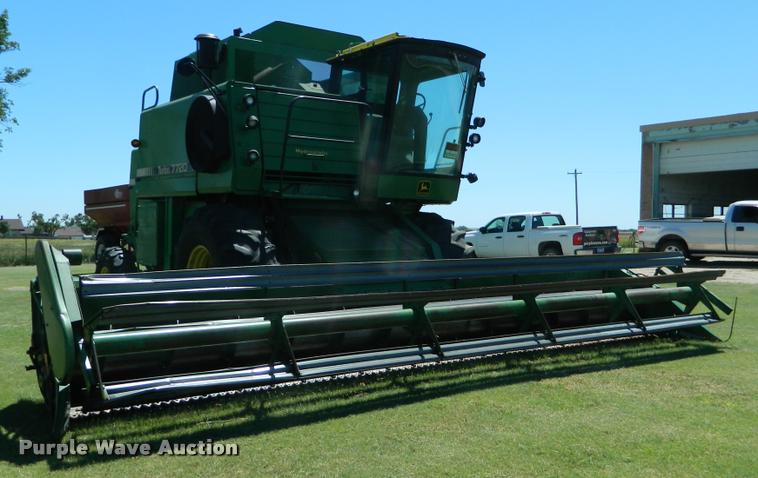image for item DB1039 1982 John Deere 7720 combine