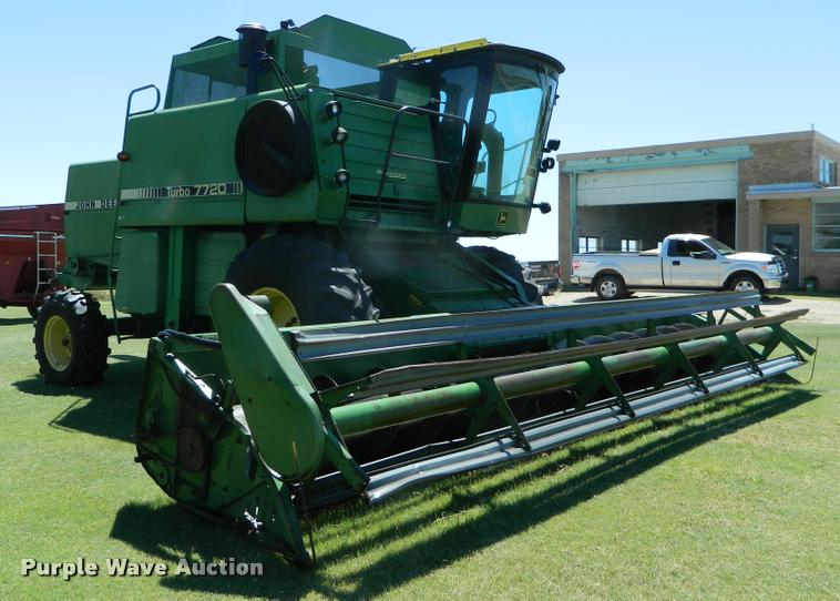 image for item DB1039 1982 John Deere 7720 combine