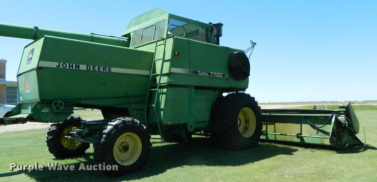 image for item DB1039 1982 John Deere 7720 combine