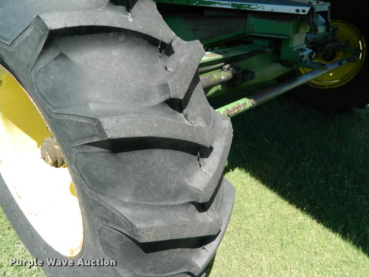 image for item DB1039 1982 John Deere 7720 combine