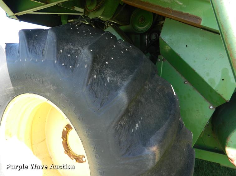 image for item DB1039 1982 John Deere 7720 combine