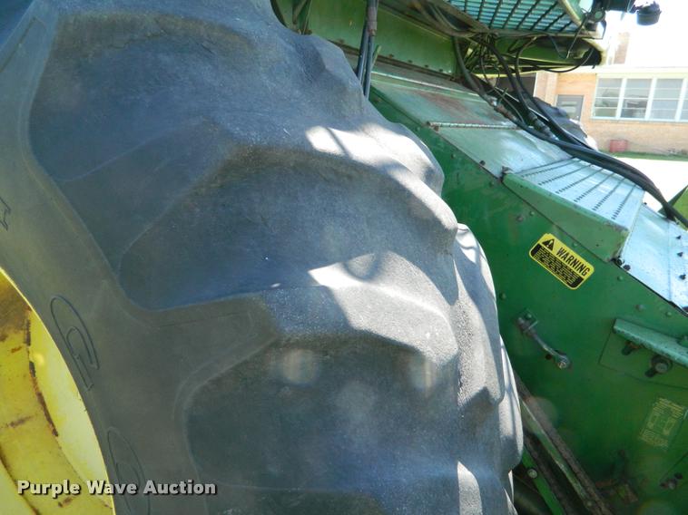 image for item DB1039 1982 John Deere 7720 combine
