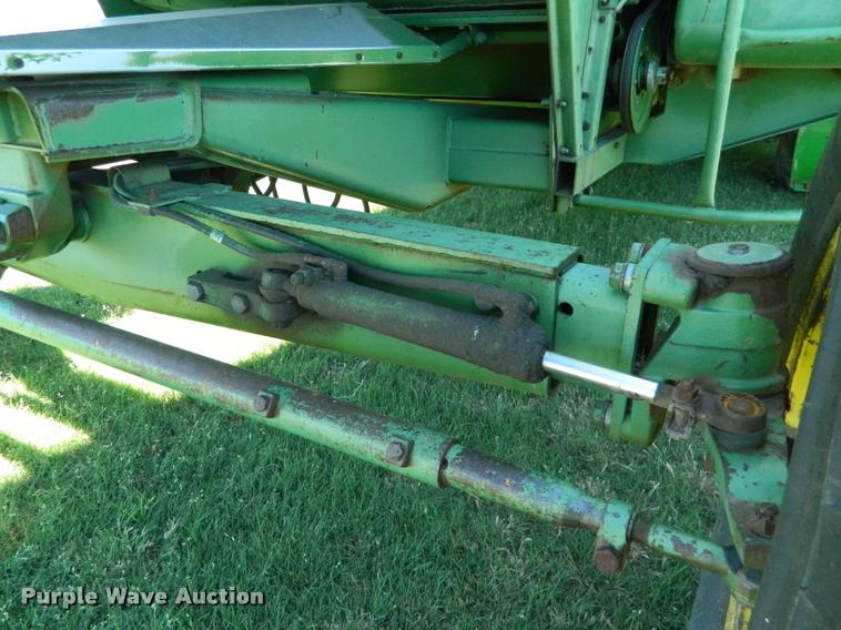 image for item DB1039 1982 John Deere 7720 combine