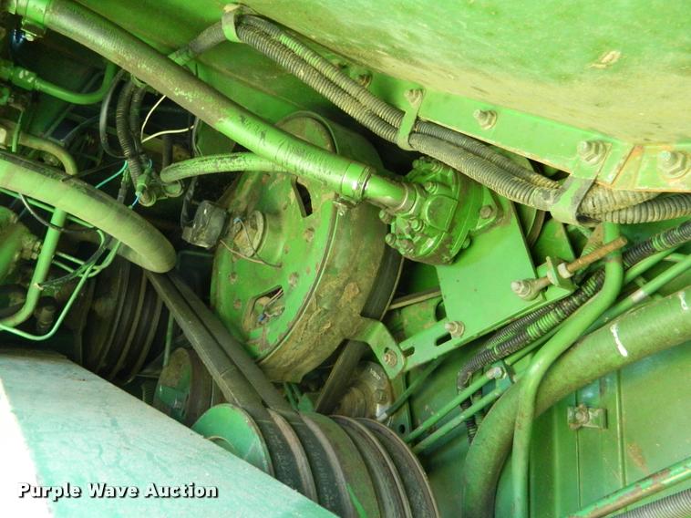 image for item DB1039 1982 John Deere 7720 combine