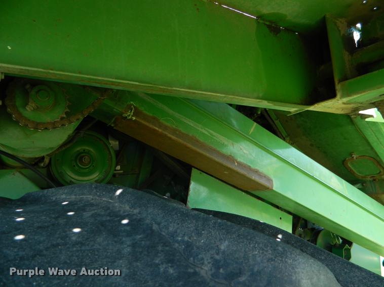 image for item DB1039 1982 John Deere 7720 combine