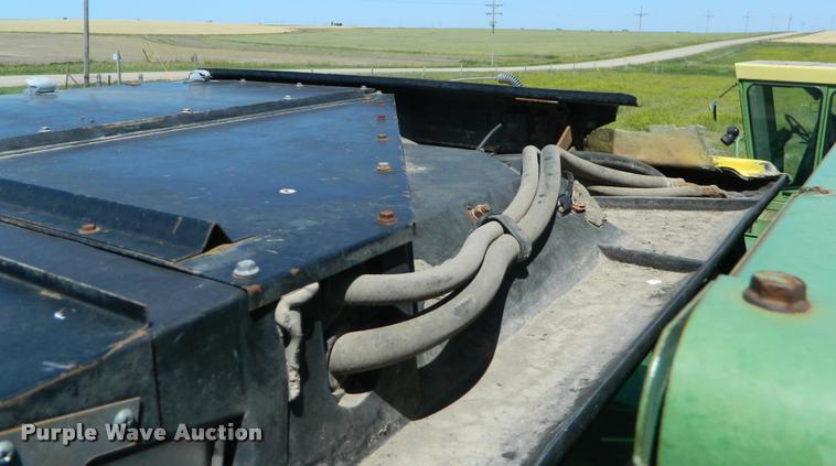 image for item DB1039 1982 John Deere 7720 combine