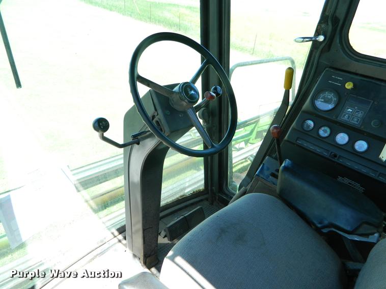 image for item DB1039 1982 John Deere 7720 combine