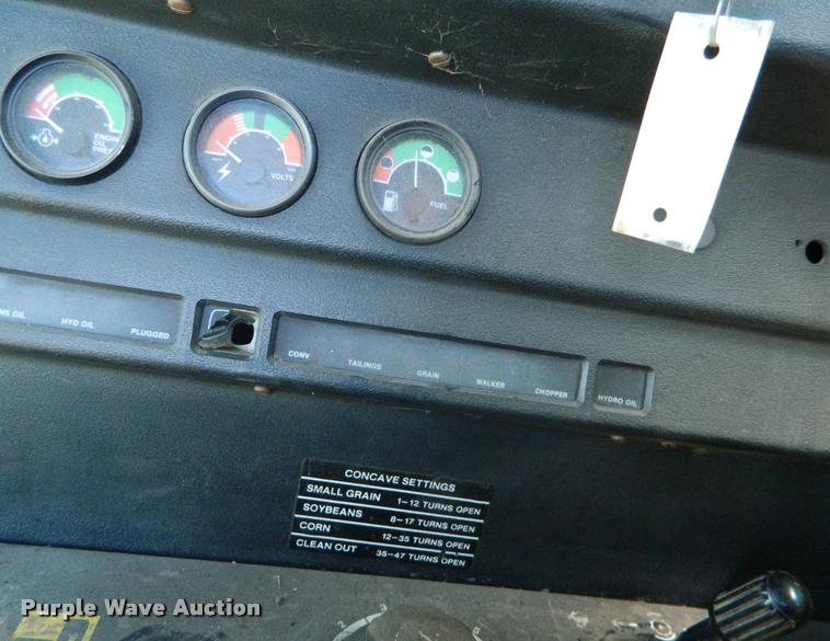 image for item DB1039 1982 John Deere 7720 combine