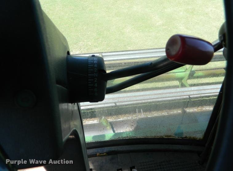 image for item DB1039 1982 John Deere 7720 combine