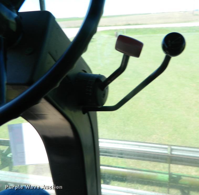 image for item DB1039 1982 John Deere 7720 combine