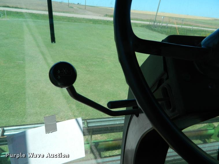 image for item DB1039 1982 John Deere 7720 combine