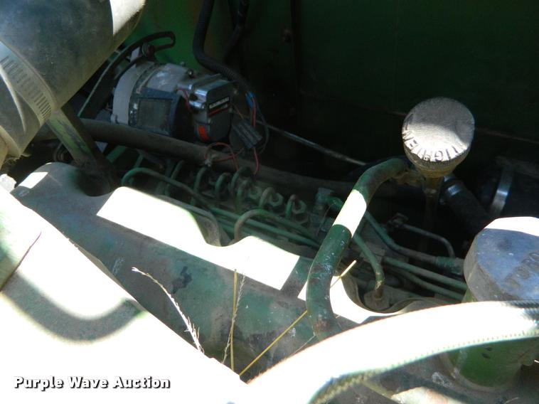 image for item DB1039 1982 John Deere 7720 combine