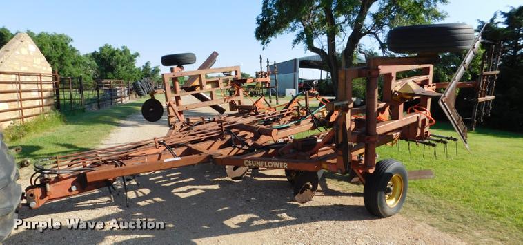 image for item DB9479 Sunflower 80J5-24 sweep plow