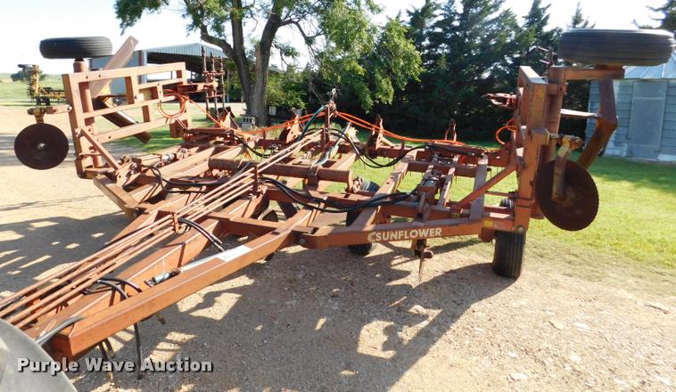 image for item DB9479 Sunflower 80J5-24 sweep plow