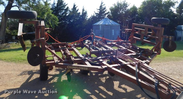 image for item DB9479 Sunflower 80J5-24 sweep plow