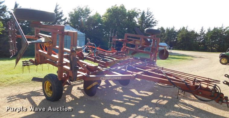 image for item DB9479 Sunflower 80J5-24 sweep plow