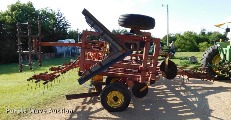 image for item DB9479 Sunflower 80J5-24 sweep plow