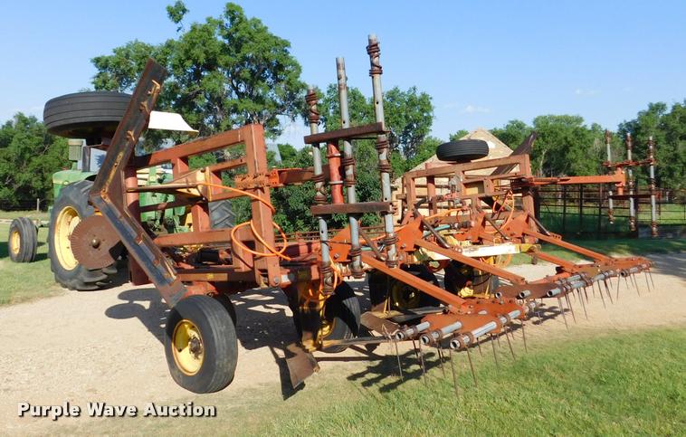 image for item DB9479 Sunflower 80J5-24 sweep plow