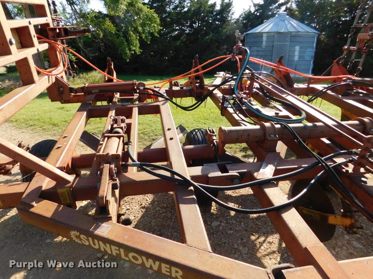 image for item DB9479 Sunflower 80J5-24 sweep plow