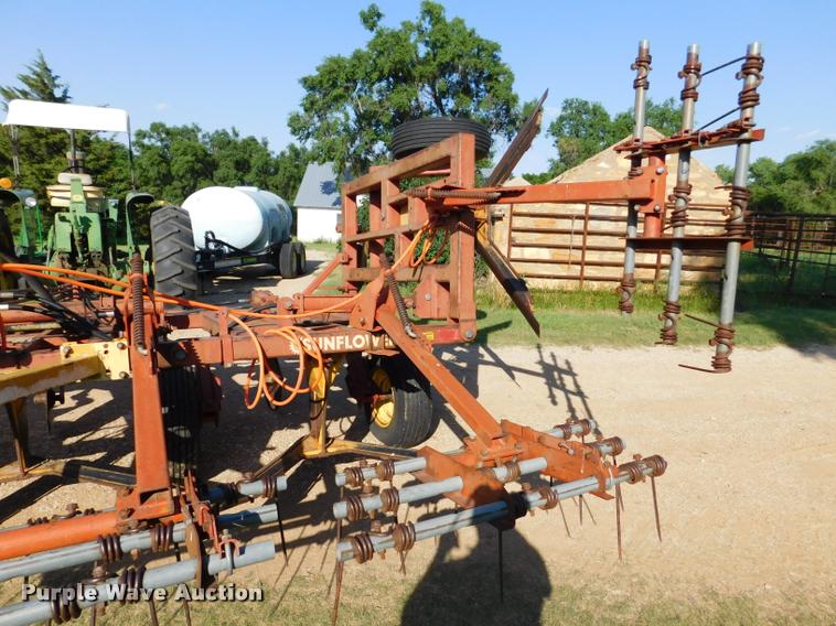 image for item DB9479 Sunflower 80J5-24 sweep plow
