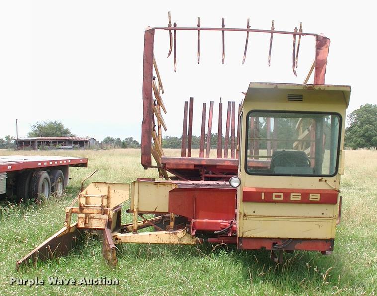 image for item DK9696 New Holland Stack Cruiser 1069 bale wagon