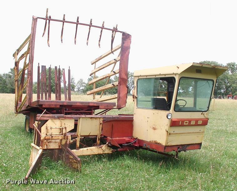 image for item DK9696 New Holland Stack Cruiser 1069 bale wagon