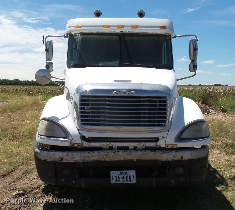 image for item DA1095 2003 Freightliner Columbia semi truck