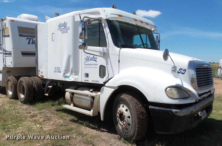 image for item DA1095 2003 Freightliner Columbia semi truck