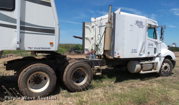 image for item DA1095 2003 Freightliner Columbia semi truck