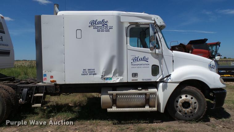 image for item DA1095 2003 Freightliner Columbia semi truck