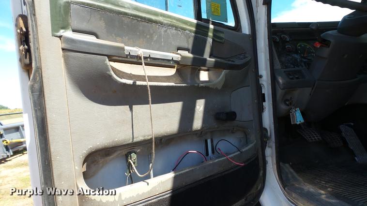 image for item DA1095 2003 Freightliner Columbia semi truck