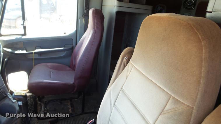 image for item DA1095 2003 Freightliner Columbia semi truck