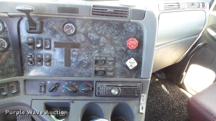 image for item DA1095 2003 Freightliner Columbia semi truck