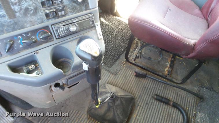 image for item DA1095 2003 Freightliner Columbia semi truck