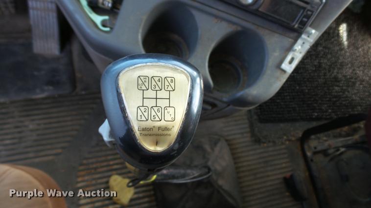 image for item DA1095 2003 Freightliner Columbia semi truck