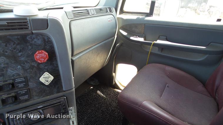 image for item DA1095 2003 Freightliner Columbia semi truck