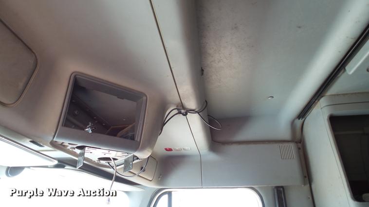 image for item DA1095 2003 Freightliner Columbia semi truck