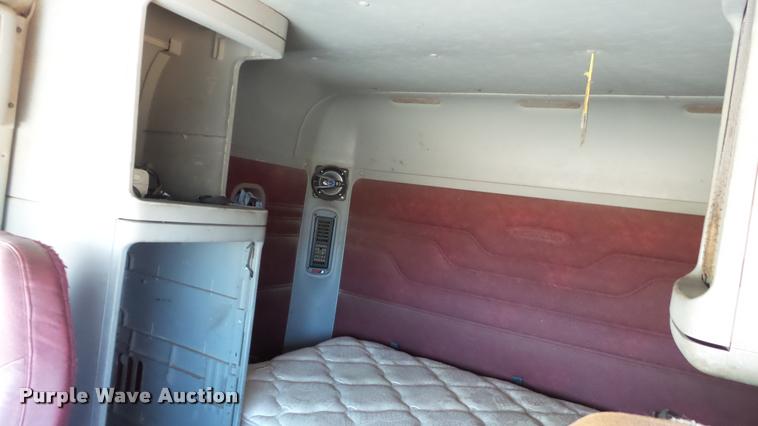 image for item DA1095 2003 Freightliner Columbia semi truck