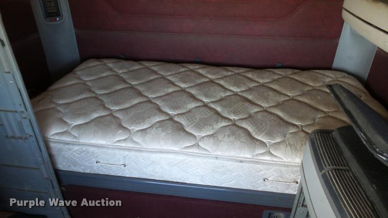 image for item DA1095 2003 Freightliner Columbia semi truck