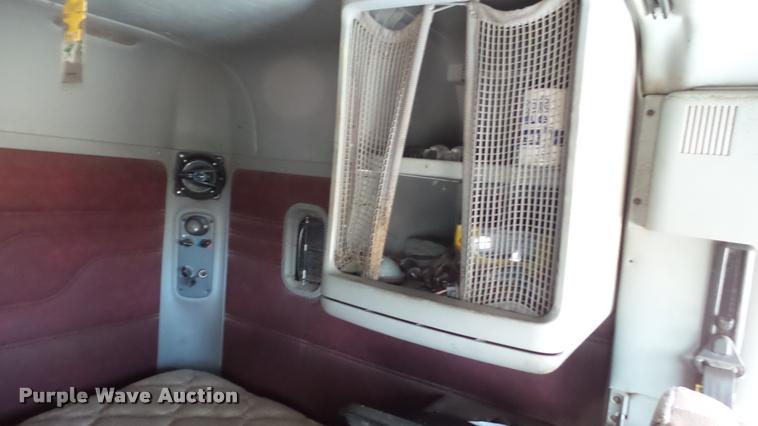 image for item DA1095 2003 Freightliner Columbia semi truck